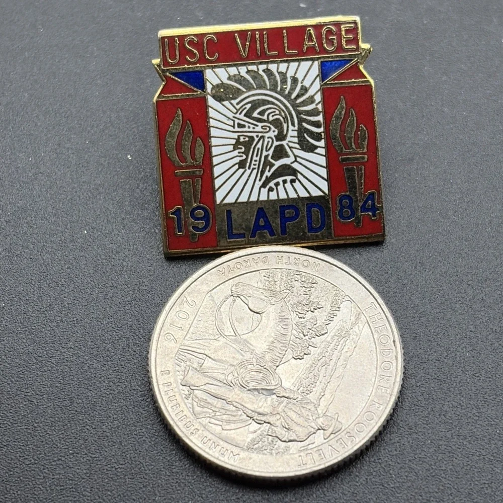 1984 Los Angeles Olympics USC Village LAPD Lapel Hat Pin‎